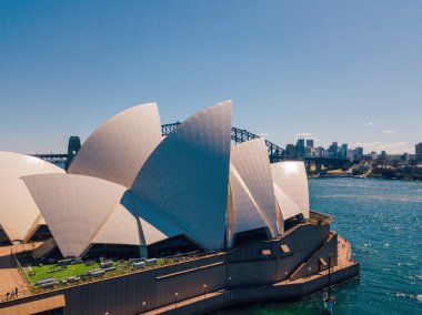 Şehir manzarası, Botanik Bahçe, park ve tabii Harbour bridge ile yukarıdan Sydney harbour hava görünümü. Tekneler limana yelken. 10 Nisan 2016. Sydney, Avustralya.