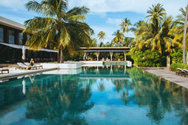 Güzel sonsuzluk havuzu arka plan Cennet Adası üzerinde güzel Resort avucunda ile.