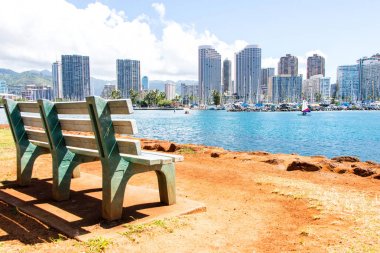 Waikiki beach resort ve marina Honolulu, Hawaii, ABD. Waikiki resort ve marina bir Bank ile doğal görünümünü bir ön plan üzerinde.