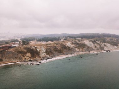 Güçlü kayalıklarla tarafından güzel bulutlu gün boyunca San Francisco Golden gate Köprüsü yakınındaki kıyı şeridi. Yukarıdan havadan görünümü.