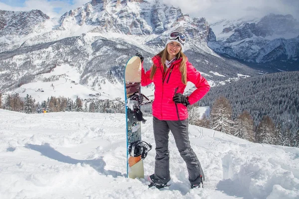 Hermosa Chica Pie Montaña Invierno Con Snowboard —  Fotos de Stock