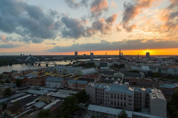 Riga ラトビアの都市を美しいサンセットのパノラマの景色 — ストック写真