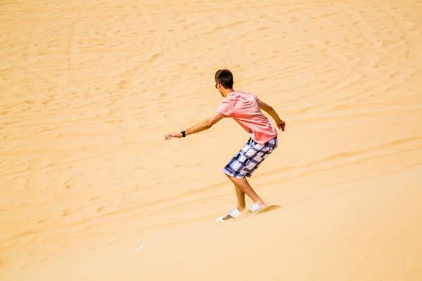 Giovane Ragazzo Imbarco Sabbia Nel Deserto Vicino Abu Dhabi Negli — Foto Stock