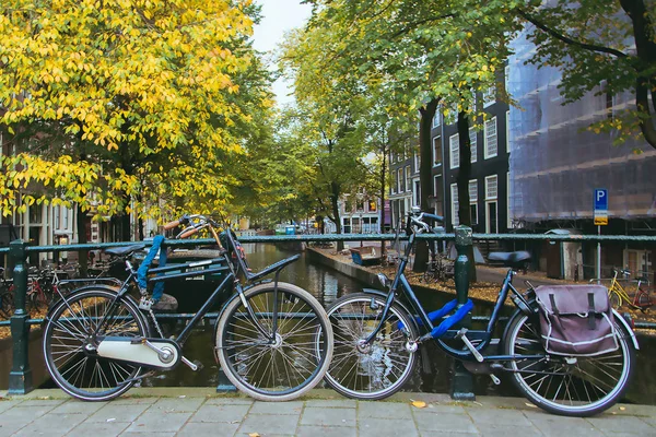 Канал Центре Города Закате Велосипеды Стоящие Мосту Удивительным Видом Амстердам — стоковое фото