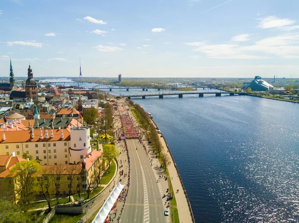Folk som kör i Riga Lattelecom maraton — Stockfoto