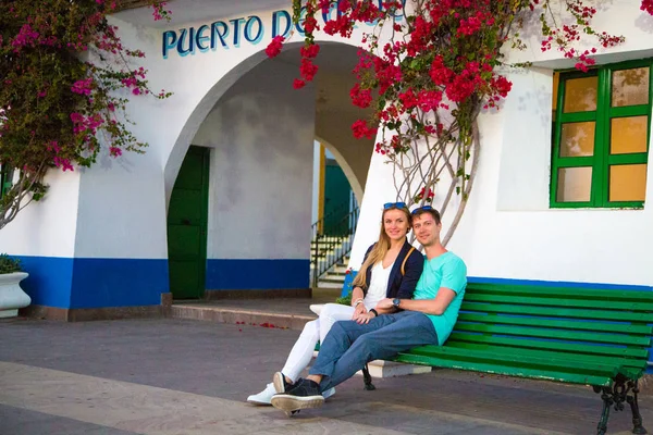 Paret sitter på bänken i Spanien — Stockfoto