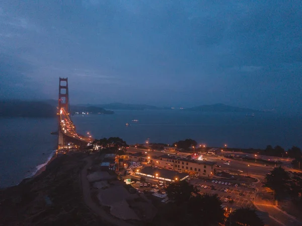 从上面可以看到旧金山金门大桥的壮丽景色 后面是恶魔岛 — 图库照片