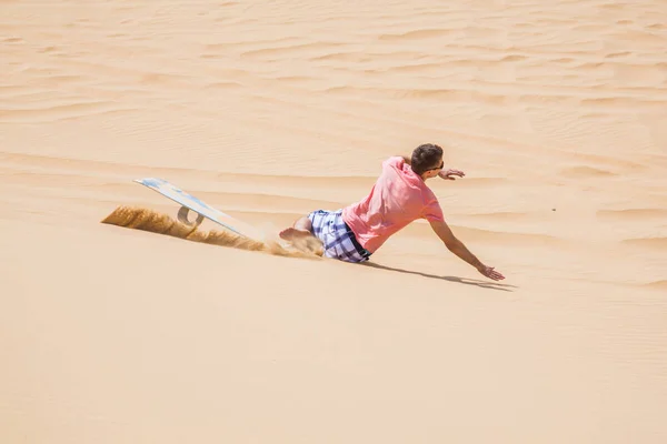 Sandboarding Uomo Giù Duna Deserto — Foto Stock