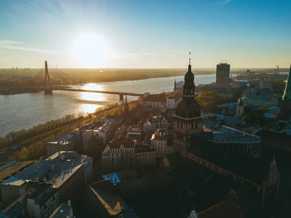 Zonsondergang over de stad Riga in Letland — Stockfoto