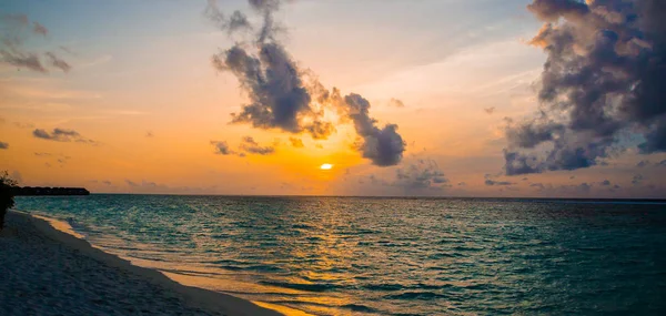 Muhteşem panoramik günbatımı üzerinde Maldivler üzerinde.