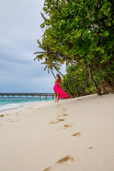 Menina Sexy Andando Praia Uma Ilha Paradisíaca Tropical — Fotografia de Stock