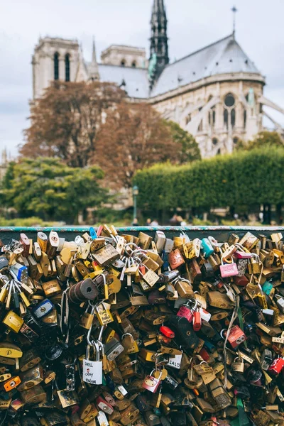 Serrures d'amour à Paris sur le pont par la Notre Dame — Photo