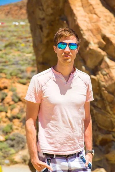テイデ火山に近い砂漠に立っている男 — ストック写真