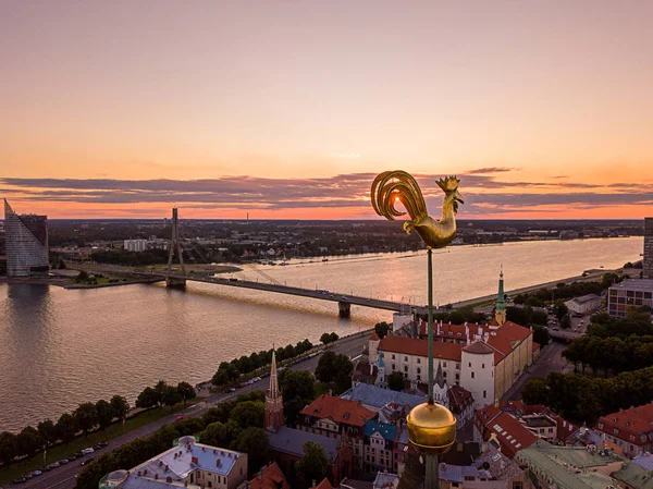 Západ slunce nad staré město Rigy v Lotyšsku — Stock fotografie