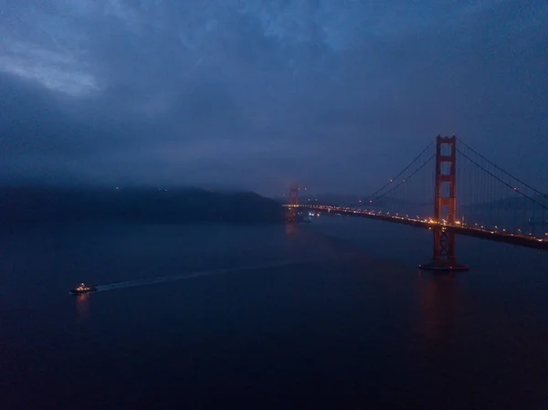 从上面可以看到旧金山金门大桥的壮丽景色 后面是恶魔岛 — 图库照片