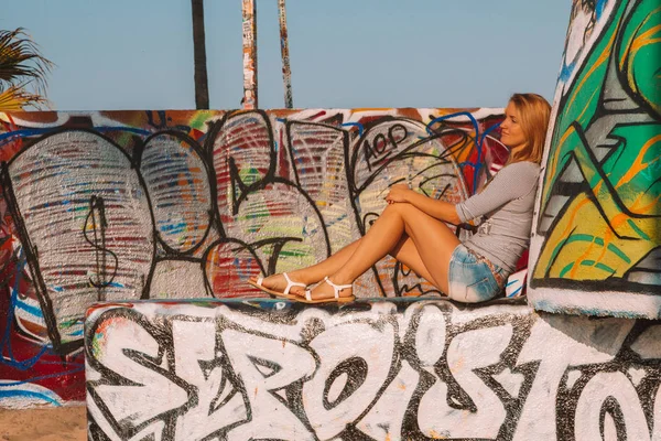 Mujer Joven Pie Playa Venecia Los Ángeles —  Fotos de Stock