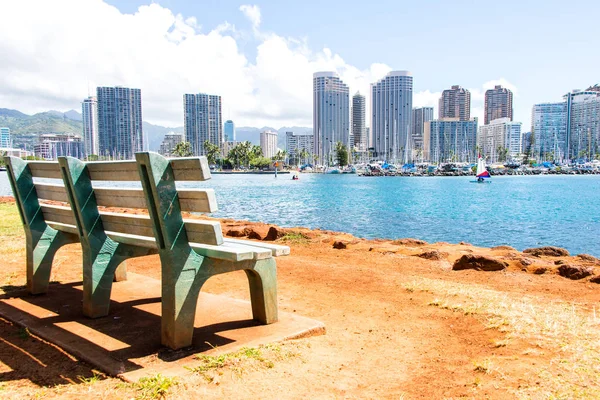 威基基海滩度假村和玛丽娜在檀香山 夏威夷 风景秀丽的威基基度假胜地和码头上的长椅上的前景 — 图库照片