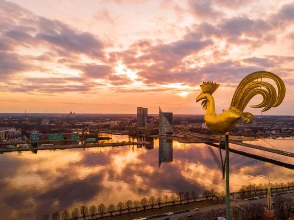 Flygfoto Över Den Gyllene Tuppen Över Staden Riga Vackra Solnedgången — Stockfoto