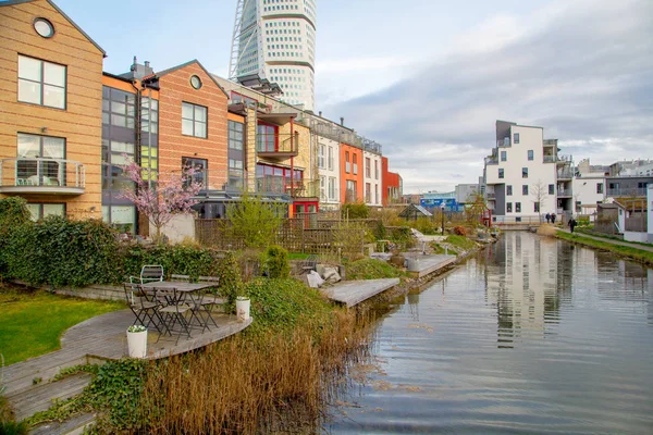 Vackra små hus vid kanalen i Malmö — Stockfoto