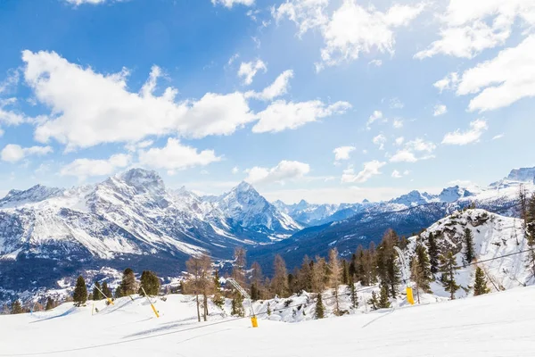 Широкая Лыжная Трасса Прекрасным Видом Горы Заднем Плане — стоковое фото