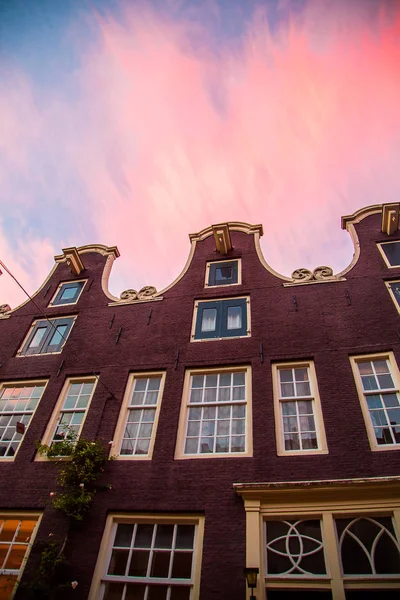 Casa Ladrillo Rojo Clásico Amsterdam Con Una Puesta Sol Púrpura — Foto de Stock