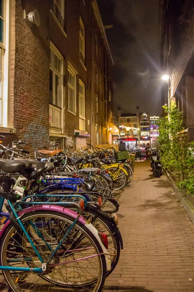 Vélos Garés Dans Rue Nuit Amsterdam Incroyable Rue Étroite Ville — Photo