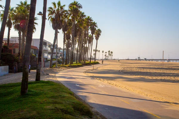 美丽的威尼斯海滩区域在洛杉矶 自行车在海滩附近的海洋中行驶 美丽的加利福尼亚精神 — 图库照片