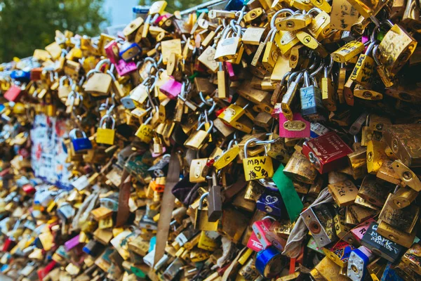 Serrures d'amour à Paris sur le pont par la Notre Dame — Photo