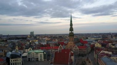 Güzel hava old Riga yukarıdan görüntüleyin. Uçan şehir geçmiş.