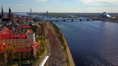Lattelecom maraton 2017 şehirde Riga, Letonya Hava görünümünü. Riga sokaklarında çalışan insanlar. 