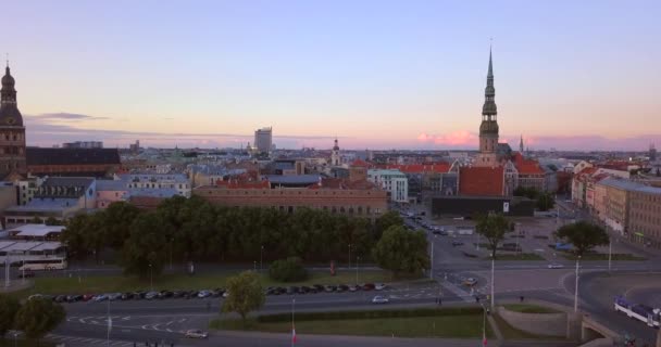 Воздушный Вид Закат Над Старым Городом Риги Латвии Весригами Куполами — стоковое видео