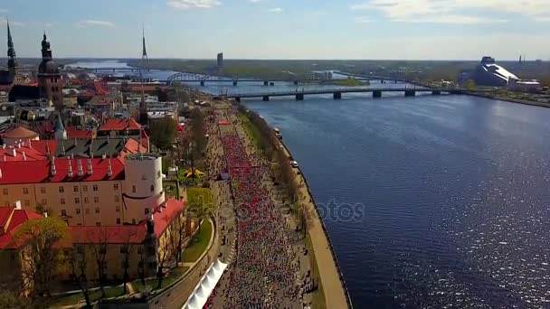 Vista Aérea Maratón Lattelecom 2017 Ciudad Riga Letonia Gente Corriendo — Vídeos de Stock