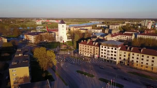 ラトビアで助かり都市の美しい眺め 市民会館の主要なタワーの上からの眺め — ストック動画