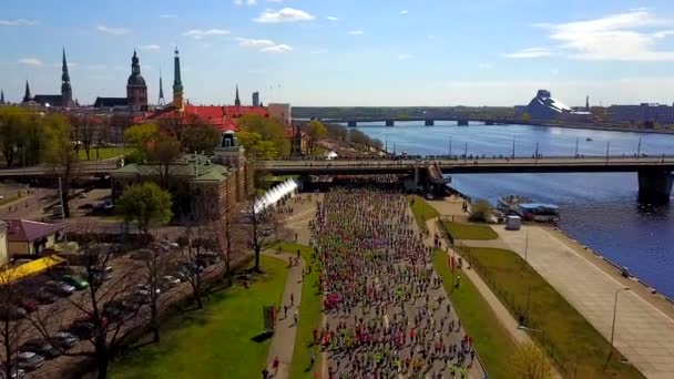 Вид Воздуха Lattelecom Marathon 2017 Риге Латвия Люди Бегущие Улицам — стоковое видео