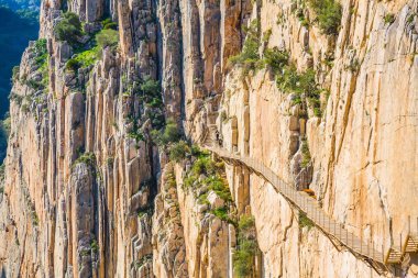 Caminito Del Rey dağ yolu dik kayalıklarla ve çok büyük bir yükseklik boyunca güzel görünümü