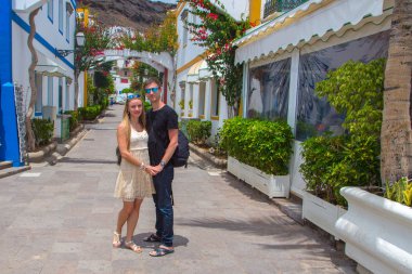 Puerto de Mogan şehrin ortasında çift ayakta 