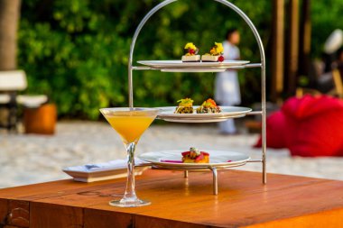 Kokteyller ve aperatifler tropik bir adada, Maldivler plaj barda bir masada duran.