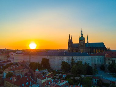 Prag şehir panoramik bir kale ile yukarıdan ufukta güzel hava gün batımı manzarası. Muhteşem şehir manzarası Vltava Nehri şehrin ortasında tarafından.