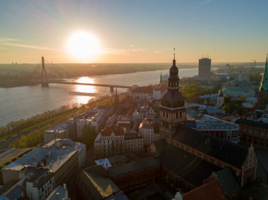 Riga şehir Letonya üzerinde gün batımı görünümü