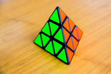 Rubik küpü beyaz veya ahşap zemin üzerine