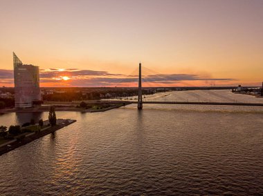 Riga, Letonya üzerinde gün batımı görünümü