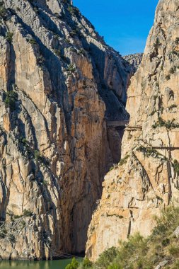 Güzel bir Caminito Del Rey dağlar ve yol boyunca dik kayalıklarla, kayalar ve İspanya Malaga yakınındaki dağ nehir manzarası