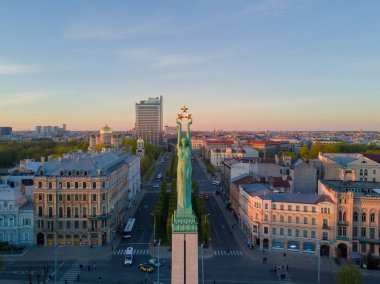 Riga günbatımı görünümünde Anıtı - Milda tarafından
