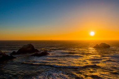 San Francisco'daki Cliff House restaurant yakınındaki Pasifik Okyanusu göre inanılmaz gündoğumu görüntüle.