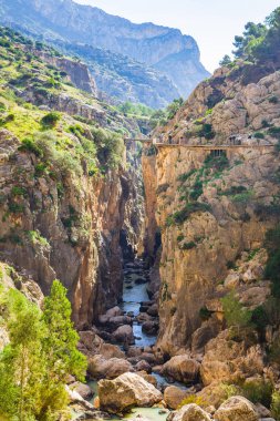 Caminito Del Rey dağlar ve yol boyunca dik kayalıklarla ve kayalar İspanya güzel görünümü