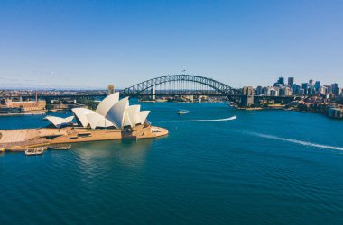 Güzellikler Harbour Köprüsü, Botanik Bahçesi ve Opera Binası ile Sydney harbour bölgesinin.
