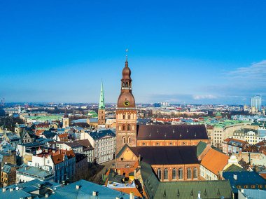 Güzel hava eski şehir görünümünü yukarıda. St. Peters katedral bak. Şaşırtıcı eski şehir labirent.