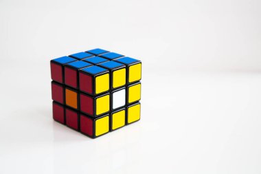 Rubik küpü beyaz veya ahşap zemin üzerine