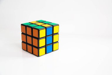Rubik küpü beyaz veya ahşap zemin üzerine