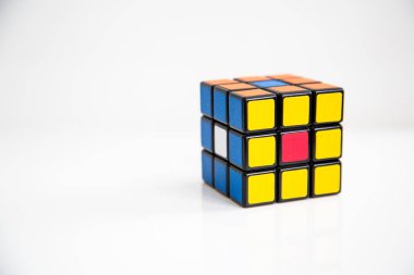 Rubik küpü beyaz veya ahşap zemin üzerine
